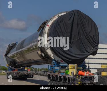 Kennedy Space Center, USA. August 2024. Am 20. August wird Elon Musks Arbeitspferd SpaceX Falcon 9 und Flottenführer B-1062 vor der VAB zu ihrem Startplatz transportiert. Denn es sind 23 Flüge ins All. Kennedy Space Center, Brevard County, Florida, USA. (Foto: Scott Schilke/SIPA USA) Credit: SIPA USA/Alamy Live News Stockfoto
