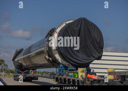 Kennedy Space Center, USA. August 2024. Am 20. August wird Elon Musks Arbeitspferd SpaceX Falcon 9 und Flottenführer B-1062 vor der VAB zu ihrem Startplatz transportiert. Denn es sind 23 Flüge ins All. Kennedy Space Center, Brevard County, Florida, USA. (Foto: Scott Schilke/SIPA USA) Credit: SIPA USA/Alamy Live News Stockfoto