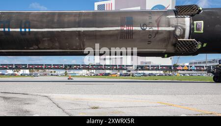 Kennedy Space Center, USA. August 2024. Am 20. August wird Elon Musks Arbeitspferd SpaceX Falcon 9 und Flottenführer B-1062 vor der VAB zu ihrem Startplatz transportiert. Denn es sind 23 Flüge ins All. Kennedy Space Center, Brevard County, Florida, USA. (Foto: Scott Schilke/SIPA USA) Credit: SIPA USA/Alamy Live News Stockfoto