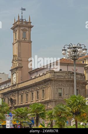 Mailand, Italien - 15. Juni 2019: Uhrenturm im Palazzo Affari Palace Giureconsulti Historisches Wahrzeichen Mercanti-Platz im Stadtzentrum. Stockfoto