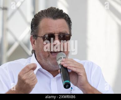 Erfurt, Deutschland. August 2024. Stephan Brandner (AfD) spricht bei einer Wahlkundgebung der AfD. Am 1. September wird in Thüringen ein neuer landtag gewählt. Quelle: Hannes P. Albert/dpa/Alamy Live News Stockfoto