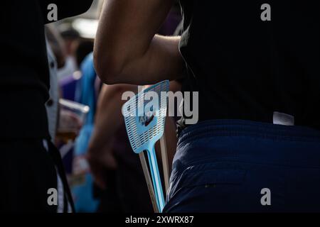 Erfurt, Deutschland. August 2024. Ein Teilnehmer hat eine Fliegenklatsche mit dem AfD-Logo in der Tasche. Am 1. September wird in Thüringen ein neuer landtag gewählt. Quelle: Hannes P. Albert/dpa/Alamy Live News Stockfoto