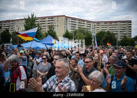 Erfurt, Deutschland. August 2024. Die Teilnehmer applaudieren bei einer AfD-Wahlkundgebung. Am 1. September wird in Thüringen ein neuer landtag gewählt. Quelle: Hannes P. Albert/dpa/Alamy Live News Stockfoto