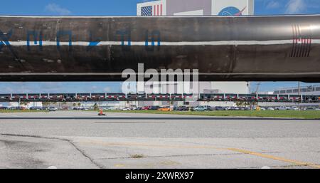 Kennedy Space Center, USA. August 2024. Am 20. August wird Elon Musks Arbeitspferd SpaceX Falcon 9 und Flottenführer B-1062 vor der VAB zu ihrem Startplatz transportiert. Denn es sind 23 Flüge ins All. Kennedy Space Center, Brevard County, Florida, USA. (Foto: Scott Schilke/SIPA USA) Credit: SIPA USA/Alamy Live News Stockfoto