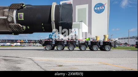 Kennedy Space Center, USA. August 2024. Am 20. August wird Elon Musks Arbeitspferd SpaceX Falcon 9 und Flottenführer B-1062 vor der VAB zu ihrem Startplatz transportiert. Denn es sind 23 Flüge ins All. Kennedy Space Center, Brevard County, Florida, USA. (Foto: Scott Schilke/SIPA USA) Credit: SIPA USA/Alamy Live News Stockfoto