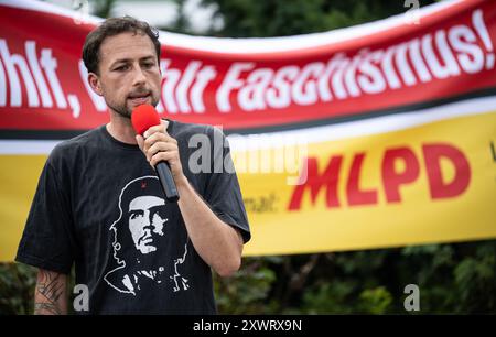 Erfurt, Deutschland. August 2024. Tassilo Timm, Kandidat der marxistisch-leninistischen Partei Deutschlands (MLPD), spricht bei einer Gegendemonstration. Eine Gegendemonstration unter dem Motto „keine AfD-Sommerparty ohne laute Antifaschisten!“ In Erfurt findet gleichzeitig mit dem Wahlkampf der AfD statt. Am 1. September wird in Thüringen ein neuer landtag gewählt. Quelle: Hannes P. Albert/dpa/Alamy Live News Stockfoto