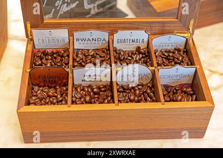 Mailand, Italien - 15. Juni 2019: Auswahl von Proben für geröstete Kaffeebohnen aus verschiedenen Ländern in der Vitrine Starbucks Reserve ROAS Stockfoto