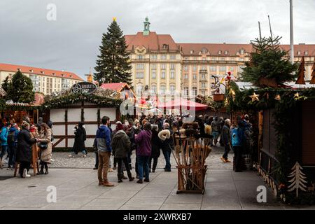 Dresden, Deutschland, 24. Dezember. Bürger und Touristen schlendern am 24. Dezember 2 durch den Weihnachtsmarkt am Altmarksplatz in Dresden Stockfoto