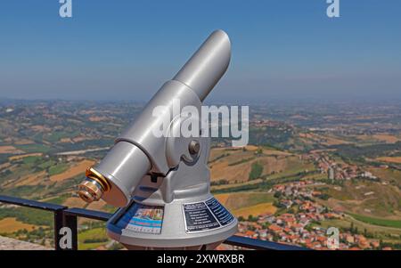 San Marino - 16. Juni 2019: Tourist Viewer Telescope in San Marino in der Republik San Marino. Stockfoto