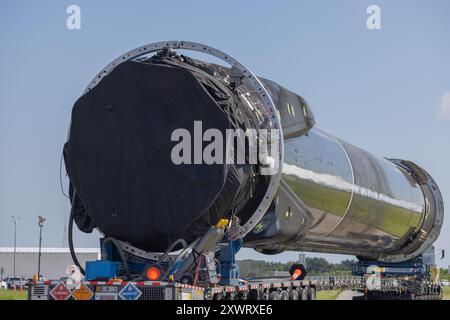 Kennedy Space Center, USA. August 2024. Am 20. August wird Elon Musks Arbeitspferd SpaceX Falcon 9 und Flottenführer B-1062 vor der VAB zu ihrem Startplatz transportiert. Denn es sind 23 Flüge ins All. Kennedy Space Center, Brevard County, Florida, USA. (Foto: Scott Schilke/SIPA USA) Credit: SIPA USA/Alamy Live News Stockfoto