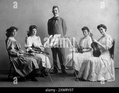 Kammermusikquartett und Dirigent, ca. 1900. Stockfoto