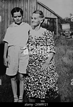 Großmutter und Enkel posieren auf der Farm, ca. 1930er Jahre Stockfoto