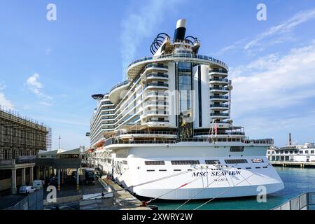 Genua, Italien - 27. Mai 2024: Modernes Luxuskreuzschiff MSC Seaview am Passagierterminal im Hafen von Genua, Rückansicht Stockfoto