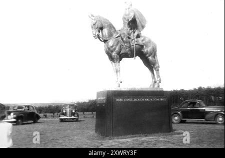 Stonewall Jackson Monument in Manassas, Virginia, ca. 1940er Jahre Die Statue wurde 1940 enthüllt. Stockfoto