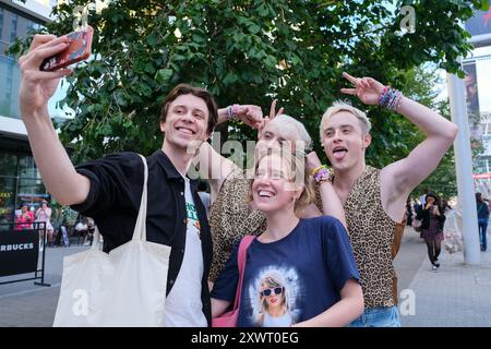 London, Großbritannien, 20. August 2024. Das Pop-Duo Jedward posiert für Fotos und Selfies mit „Swifties“ vor dem Wembley Stadium, vor Taylor Swifts fnalem Tourtermin in London Eras. Quelle: Eleventh Photography/Alamy Live News Stockfoto