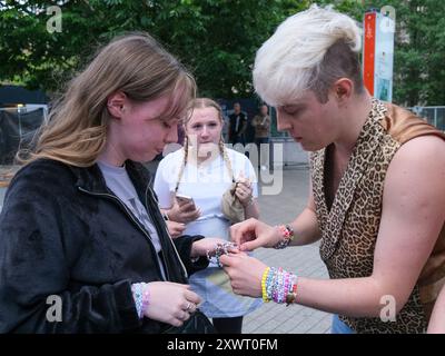 London, Großbritannien, 20. August 2024. Das Pop-Duo Jedward posiert für Fotos und Selfies mit „Swifties“ vor dem Wembley Stadium, vor Taylor Swifts fnalem Tourtermin in London Eras. Quelle: Eleventh Photography/Alamy Live News Stockfoto