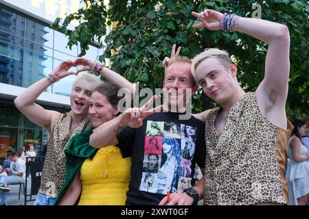 London, Großbritannien, 20. August 2024. Das Pop-Duo Jedward posiert für Fotos und Selfies mit „Swifties“ vor dem Wembley Stadium, vor Taylor Swifts fnalem Tourtermin in London Eras. Quelle: Eleventh Photography/Alamy Live News Stockfoto