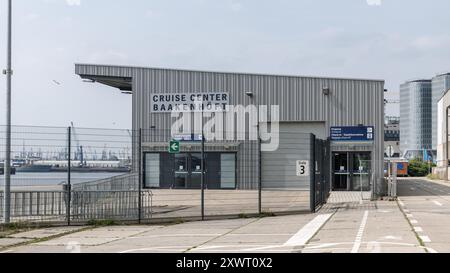 Hamburg, Deutschland. August 2024. Blick auf den Eingangsbereich des Kreuzfahrtzentrums Baakenhöft, eines von drei Kreuzfahrtzentren im Hamburger Hafen. Quelle: Markus Scholz/dpa/Alamy Live News Stockfoto