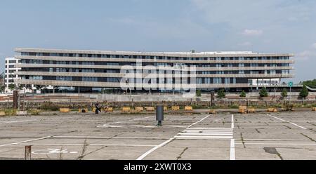 Hamburg, Deutschland. August 2024. Blick auf das Gebäude der Hafencity University Hamburg (HCU) von der Baakenhöft. Quelle: Markus Scholz/dpa/Alamy Live News Stockfoto