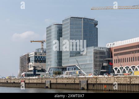 Hamburg, Deutschland. August 2024. Blick vom Baakenhöft über die Norderelbe auf die Baustelle des Westfield Hamburg-Überseequartiers. Die Eröffnung, die ursprünglich für April geplant war, wurde aufgrund von Wasserschäden auf den 17. Oktober verschoben. Quelle: Markus Scholz/dpa/Alamy Live News Stockfoto