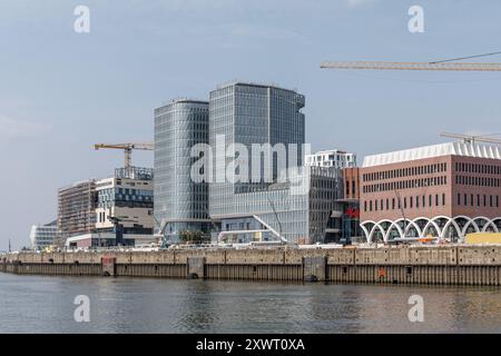 Hamburg, Deutschland. August 2024. Blick vom Baakenhöft über die Norderelbe auf die Baustelle des Westfield Hamburg-Überseequartiers. Die Eröffnung, die ursprünglich für April geplant war, wurde aufgrund von Wasserschäden auf den 17. Oktober verschoben. Quelle: Markus Scholz/dpa/Alamy Live News Stockfoto