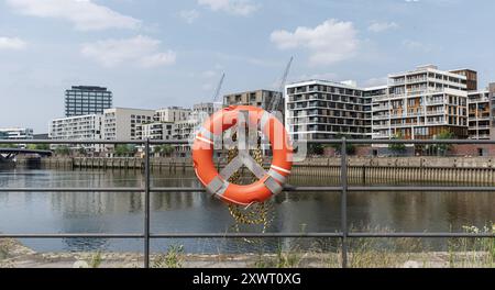 Hamburg, Deutschland. August 2024. Wohngebäude stehen im neuen Wohngebiet Baakenhafen in der Hamburger Hafencity. Quelle: Markus Scholz/dpa/Alamy Live News Stockfoto