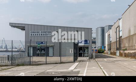 Hamburg, Deutschland. August 2024. Blick auf den Eingangsbereich des Kreuzfahrtzentrums Baakenhöft, eines von drei Kreuzfahrtzentren im Hamburger Hafen. Quelle: Markus Scholz/dpa/Alamy Live News Stockfoto