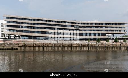 Hamburg, Deutschland. August 2024. Blick auf das Gebäude der Hafencity University Hamburg (HCU) von der Baakenhöft. Quelle: Markus Scholz/dpa/Alamy Live News Stockfoto