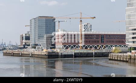 Hamburg, Deutschland. August 2024. Blick vom Baakenhöft über die Norderelbe auf die Baustelle des Westfield Hamburg-Überseequartiers. Die Eröffnung, die ursprünglich für April geplant war, wurde aufgrund von Wasserschäden auf den 17. Oktober verschoben. Quelle: Markus Scholz/dpa/Alamy Live News Stockfoto