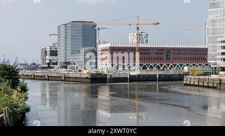 Hamburg, Deutschland. August 2024. Blick vom Baakenhöft über die Norderelbe auf die Baustelle des Westfield Hamburg-Überseequartiers. Die Eröffnung, die ursprünglich für April geplant war, wurde aufgrund von Wasserschäden auf den 17. Oktober verschoben. Quelle: Markus Scholz/dpa/Alamy Live News Stockfoto