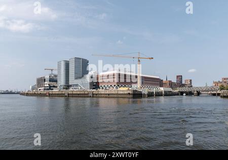 Hamburg, Deutschland. August 2024. Blick vom Baakenhöft über die Norderelbe auf die Baustelle des Westfield Hamburg-Überseequartiers. Die Eröffnung, die ursprünglich für April geplant war, wurde aufgrund von Wasserschäden auf den 17. Oktober verschoben. Quelle: Markus Scholz/dpa/Alamy Live News Stockfoto