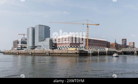Hamburg, Deutschland. August 2024. Blick vom Baakenhöft über die Norderelbe auf die Baustelle des Westfield Hamburg-Überseequartiers. Die Eröffnung, die ursprünglich für April geplant war, wurde aufgrund von Wasserschäden auf den 17. Oktober verschoben. Quelle: Markus Scholz/dpa/Alamy Live News Stockfoto