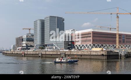 Hamburg, Deutschland. August 2024. Blick vom Baakenhöft über die Norderelbe auf die Baustelle des Westfield Hamburg-Überseequartiers. Die Eröffnung, die ursprünglich für April geplant war, wurde aufgrund von Wasserschäden auf den 17. Oktober verschoben. Quelle: Markus Scholz/dpa/Alamy Live News Stockfoto