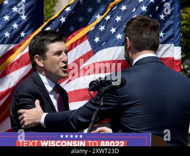 Kenosha, Wisconsin, USA. August 2024. Am Dienstag, den 20. August 2024, erschienen der Republikaner BRYAN STEIL (R-Wisconsin) und der für den Republikanischen Vizepräsidenten nominierte Senator JD VANCE (R-Ohio) bei einer Veranstaltung über Verbrechen und öffentliche Sicherheit im Civic Center Park gegenüber dem Kenosha County Courthouse in Kenosha, Wisconsin. (Kreditbild: © Mark Hertzberg/ZUMA Press Wire) NUR REDAKTIONELLE VERWENDUNG! Nicht für kommerzielle ZWECKE! Stockfoto