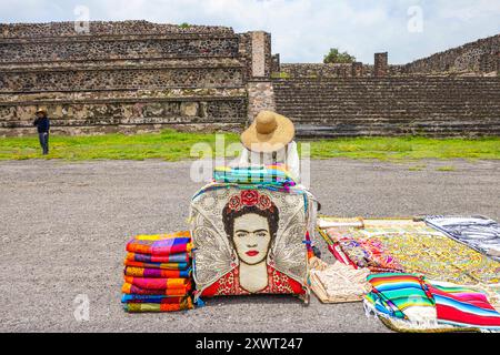 Frida Kahlo, gesticktes Bild von Magdalena Carmen Frida Kahlo Calderón auf einem Teppich zum Verkauf als Souvenirs und Kunsthandwerk in der archäologischen Zone Teotihuacan in Mexiko. In San Martin de las Pirámides befinden sich die Sonnenpyramide, die gefiederte Schlange oder Quetzalcoatl, der Palast von Quetzalpapálotl und die Mondpyramide. (Foto: Luis Gutierrez/ Norte Photo) Frida Kahlo, imagen bordada de Magdalena Carmen Frida Kahlo Calderón en tapete a la venta de recuerdos y artesanias en Zona Arqueológica Teotihuacán Mexiko. AHI se enciuentan la Piramide del Sol, La Serpiente Emplumada o Stockfoto