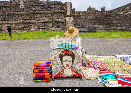 Frida Kahlo, gesticktes Bild von Magdalena Carmen Frida Kahlo Calderón auf einem Teppich zum Verkauf als Souvenirs und Kunsthandwerk in der archäologischen Zone Teotihuacan in Mexiko. In San Martin de las Pirámides befinden sich die Sonnenpyramide, die gefiederte Schlange oder Quetzalcoatl, der Palast von Quetzalpapálotl und die Mondpyramide. (Foto: Luis Gutierrez/ Norte Photo) Frida Kahlo, imagen bordada de Magdalena Carmen Frida Kahlo Calderón en tapete a la venta de recuerdos y artesanias en Zona Arqueológica Teotihuacán Mexiko. AHI se enciuentan la Piramide del Sol, La Serpiente Emplumada o Stockfoto