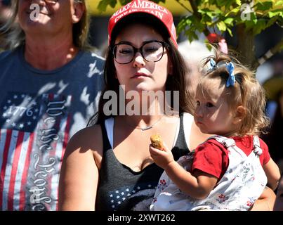 Kenosha, Wisconsin, USA. August 2024. Zuschauer, als der republikanische Vize-Präsidentschaftskandidat JD Vance (R-Ohio) bei einer Veranstaltung über Verbrechen und öffentliche Sicherheit im Civic Center Park gegenüber dem Kenosha County Courthouse in Kenosha, Wisconsin, am Dienstag, den 20. August 2024 erschien. (Kreditbild: © Mark Hertzberg/ZUMA Press Wire) NUR REDAKTIONELLE VERWENDUNG! Nicht für kommerzielle ZWECKE! Stockfoto