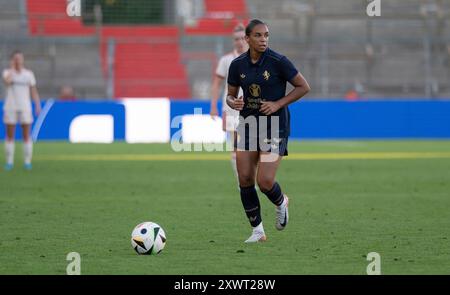 Unterhaching, Deutschland. August 2024. Estelle Cascarino (Juventus Turin, Nr. 20). FC Bayern München Frauen vs. Juventus Turin, Fussball, Frauen, Testspiel, Saison 2024/2025, 20.08.2024. (DFL-DFB-VORSCHRIFTEN VERBIETEN JEDE VERWENDUNG VON FOTOGRAFIEN ALS BILDSEQUENZEN UND/ODER QUASI-VIDEO). Foto: Eibner Pressefoto/Heike feiner Credit: dpa/Alamy Live News Stockfoto