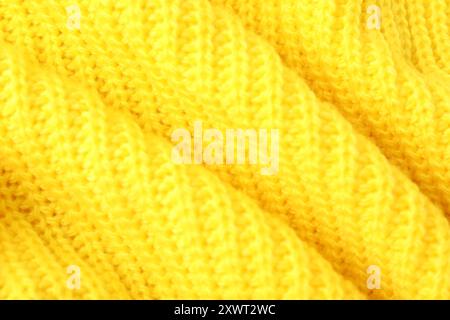 Textur von gelbem gestricktem Stoff als Hintergrund, Nahaufnahme Stockfoto