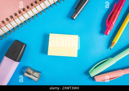 Verschiedene Arten von Schul-/Bürobedarf zum Lernen, auf blauem Hintergrund. Zurück zur Schule. Stockfoto