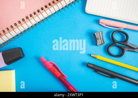 Verschiedene Arten von Schul-/Bürobedarf zum Lernen, auf blauem Hintergrund. Zurück zur Schule. Stockfoto