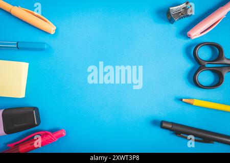 Verschiedene Arten von Schul-/Bürobedarf zum Lernen, auf blauem Hintergrund. Zurück zur Schule. Stockfoto