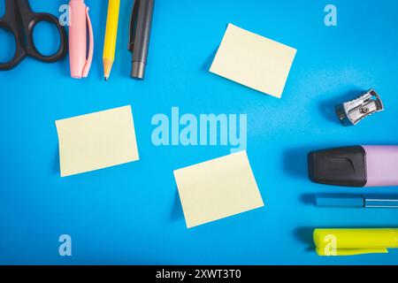 Verschiedene Arten von Schul-/Bürobedarf zum Lernen, auf blauem Hintergrund. Zurück zur Schule. Stockfoto