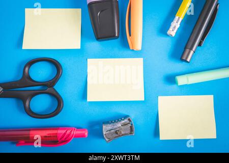 Verschiedene Arten von Schul-/Bürobedarf zum Lernen, auf blauem Hintergrund. Zurück zur Schule. Stockfoto