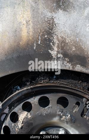 Detaillierte Ansicht eines verbrannten Autorads, das die Folgen eines Aufstands in Frankfurt zeigt. Das Bild symbolisiert die verheerenden Auswirkungen von Gewalt und Zerstörung. Stockfoto