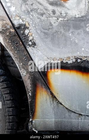 Detailansicht eines verbrannten Autos, das bei Unruhen in Frankfurt beschädigt wurde. Das Bild vermittelt Zerstörung, Chaos und die Folgen gewalttätiger Ereignisse. Es kann metaphorisch gesellschaftliche Unruhen und Aufruhr darstellen. Stockfoto