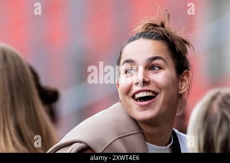 Unterhaching, Deutschland. August 2024. Lena Oberdorf (FC Bayern M?nchen, 8) lachend Freundschaftsspiel: FC Bayern M?nchen - Juventus FC, uhlsportPARK, Unterhaching am 20.08.2024 Credit: dpa/Alamy Live News Stockfoto