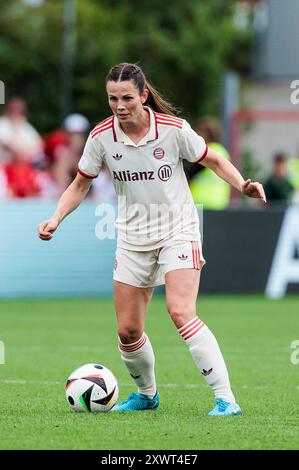 Unterhaching, Deutschland. August 2024. Tuva Hansen (FC Bayern M?nchen, 6) am Ball Freundschaftsspiel: FC Bayern M?nchen - Juventus FC, uhlsportPARK, Unterhaching am 20.08.2024 Credit: dpa/Alamy Live News Stockfoto