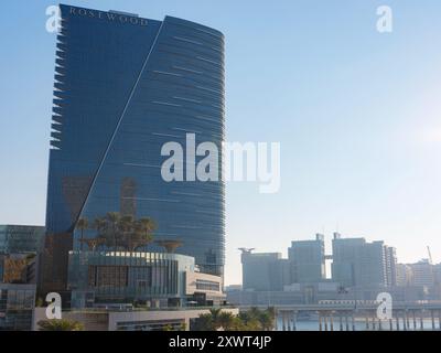 Abu Dhabi, VAE - 11. Januar 2024: Gebäude und Details, öffentliche Bereiche und Bereiche auf dem Abu Dhabi Global Market auf Al Maryah Island. Finanzzentrum von Abu-Dhabi. Stockfoto