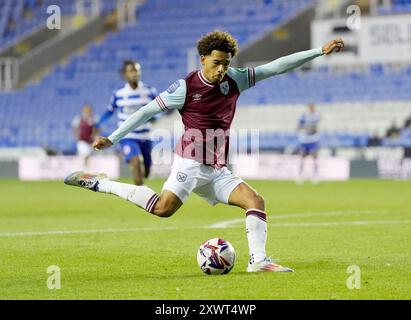 West Ham United U21 Junior Robinson hat beim Spiel der Bristol Street Motors Trophy, Southern Group H im Select Car Leasing Stadium in Reading einen Torschuss. Bilddatum: Dienstag, 20. August 2024. Stockfoto